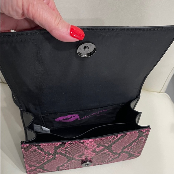 Betsey Johnson Pink & Black " Snakeskin" Crossbody Bag with Heart Charm - Picture 5 of 5